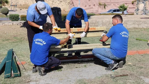 Toroslar Belediyesi, Kent Mobilyalarını ve Oyun Gruplarını Yeniliyor