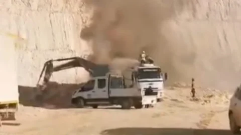 Mersin’de Otoyol Şantiyesinde İş Makinesi Alev Aldı