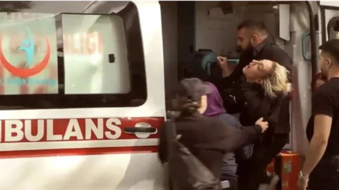 Güllü Defnediliyor: Cenazede Kızı Fenalık Geçirdi