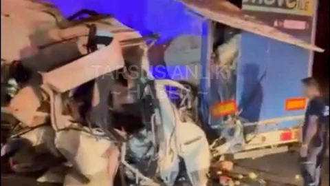 Mersin’de Tarım İşçilerini Taşıyan Minibüs Park Halindeki Tıra Çarptı: 3 Ölü 6 Yaralı