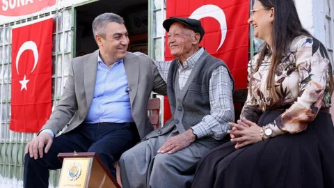 Erdemli’nin 50 Yıllık Bakkalı "Garip Dede"Yi Vali Toros Ziyaret Etti