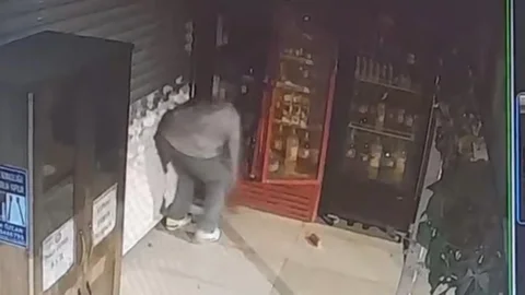 Elazığ'da büfeden hırsızlık güvenlik kamerasında