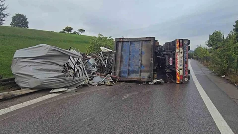 Sancaktepe'de kamyon devrildi