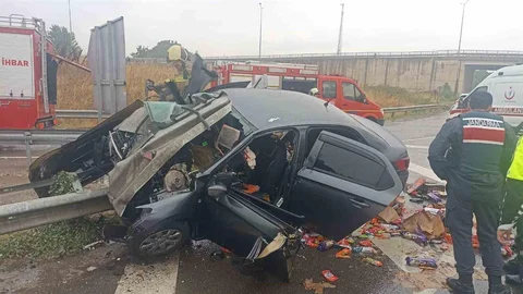 Bursa'da Otomobil Bariyerlere Saplandı