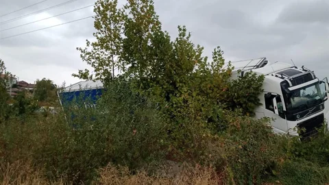 Denizli Buldan'da tır şarampole girdi