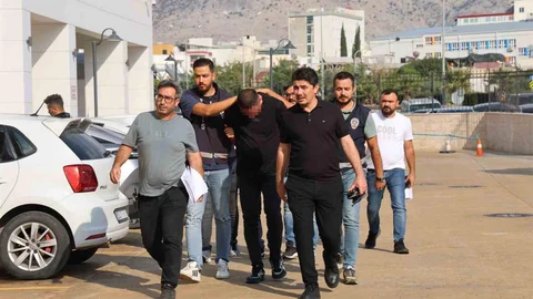 Adana'da oto galeriye kurşun yağdıran iki şüpheli adliyeye sevk edildi