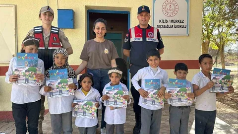 Kilis'te Jandarma Öğrencilere Dergi ve Hediye Dağıttı