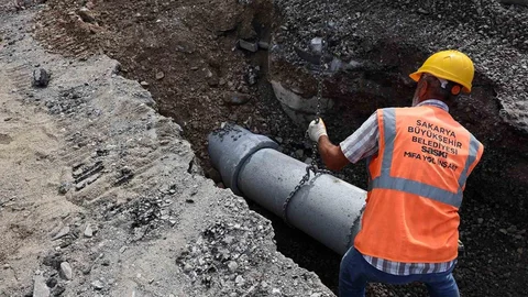 Sakarya'da Çukurahmediye Mahallesi'nde yeni yağmur suyu hattı çalışmaları devam ediyor.