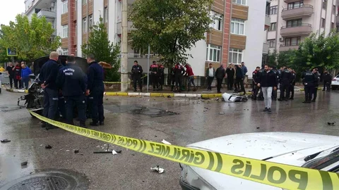 Balıkesir'de polisten kaçan otomobil, yayaya ve iki araca çarparak kazaya sebep oldu.