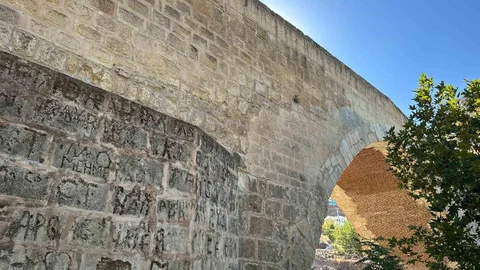 Diyarbakır'da tarihi köprüye isim kazındı