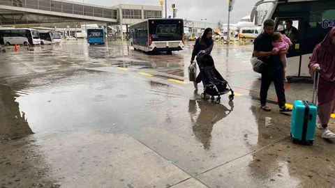 İstanbul'da sağanak yağış yolculara zor anlar yaşattı