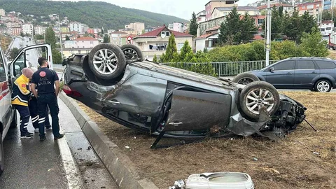 İstanbul Maltepe'de direğe çarpan otomobil ters döndü