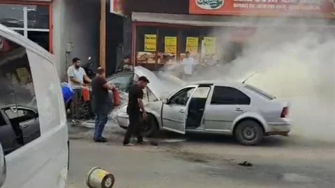 Adana'da otomobil yangınına esnaf müdahale etti