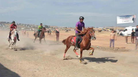 İzmir'de Şampiyon At Yarışları