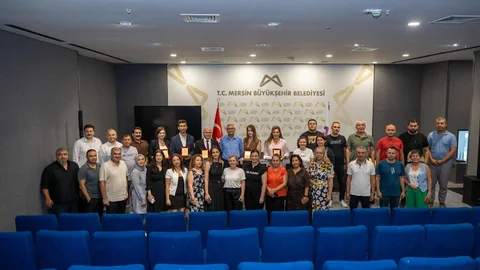 Mersin Büyükşehir’de Görevde Yükselen Memurlara Plaket ve Teşekkür Belgeleri Takdim Edildi
