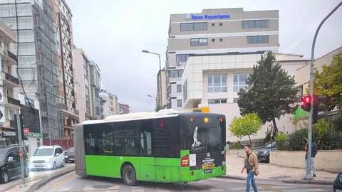 Denizli'de halk otobüsü arızalanınca trafiği durdurdu