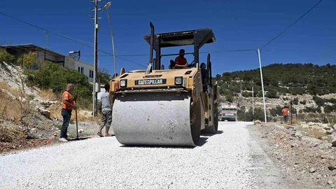Mersin'de asfalt çalışmaları sürüyor