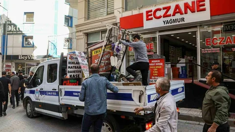 Van'da Zabıta Ekipleri Kaldırımları Temizledi