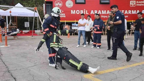 Elazığ'da itfaiye eğitimlerinde öğrenciler zorlu parkurda ter döktü