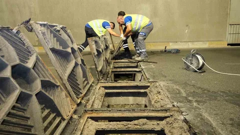 Antalya'da yağmursuyu hatları temizleniyor