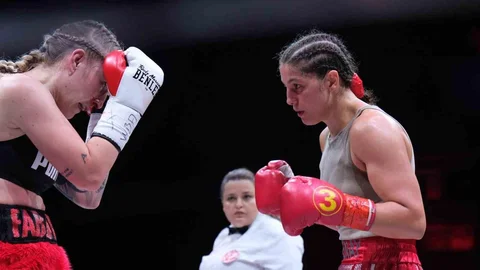 Antalya'da ALKÜ'lü öğrenci Seren Ay Çetin, dünya şampiyonunu yenerek altın kemerin sahibi oldu.