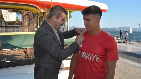 Muğla'da Kaymakam Kumcu, Dünya Şampiyonu Kano sporcusu Karahan’ı ödüllendirdi.