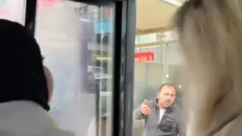 Bu da Oldu: Otobüs Sürücüsü Yolculara Küstü; Otobüsü Durağa Çekip Kendisi Aşağıya İndi