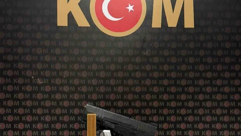 Niğde'de ruhsatsız silah taşıyan iki şüpheli yakalandı.