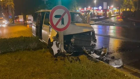 Antalya'da Danimarkalı bir aile, tur minibüslerinin karıştığı kazada hafif yaralandı.