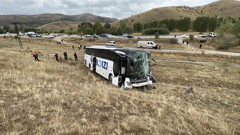 Sivas'ta otobüs ile tırın çarpıştığı kazada 18 kişi yaralandı.