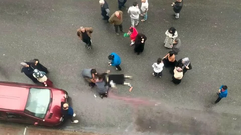 Çekmeköy’de eşine pusu kuran şahıs, konuşma bahanesiyle dışarı çağırdığı kadını başından vurarak ağır yaraladı.