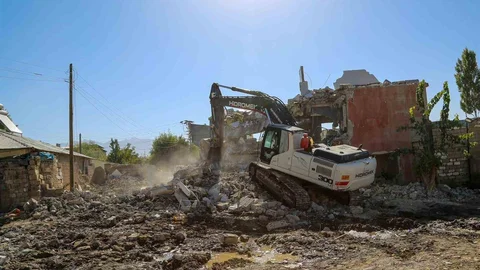 Van'da Hatuniye Caddesi'nde yıkım çalışmaları sürüyor