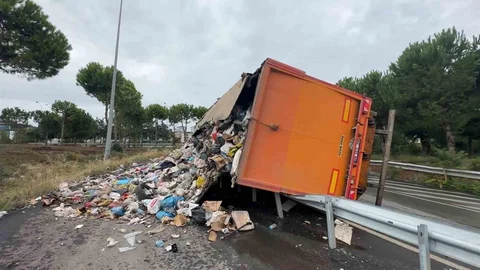 Samsun'da tır devrildi, çöpler yola savruldu