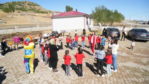 Muş'ta gönüllüler köy çocuklarına mutluluk etkinliği düzenledi