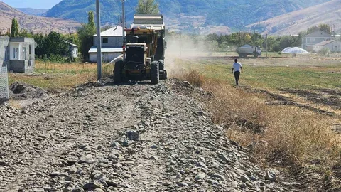 Muş'ta yol çalışmaları sürüyor