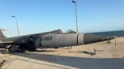 Mersin’de Sahil Kenarındaki Savaş Uçağı Kaldırılıyor