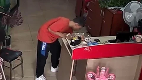 Manisa'da hırsızlık anı kamerada