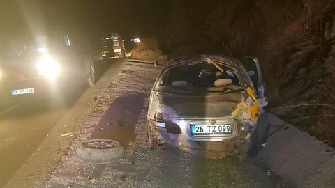 Bilecik'te kontrolden çıkan otomobilin beton zemine çarpması sonucu 2 kişi yaralandı.