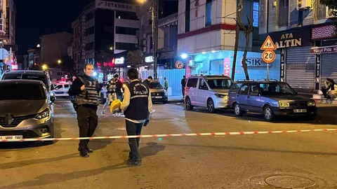 Bağcılar'da seyir halindeki otomobile silahlı saldırı