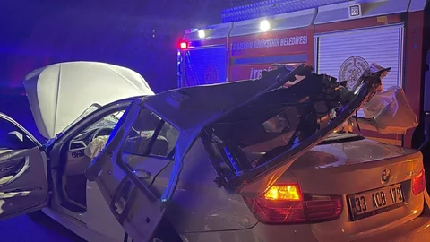 Otomobil, Park Halindeki Kamyona Çarptı: 1 Ölü, 1 Yaralı