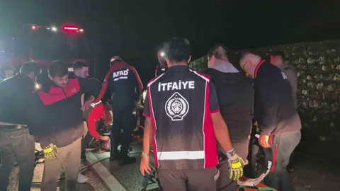 Bartın'da otomobil bariyerlere çarptı