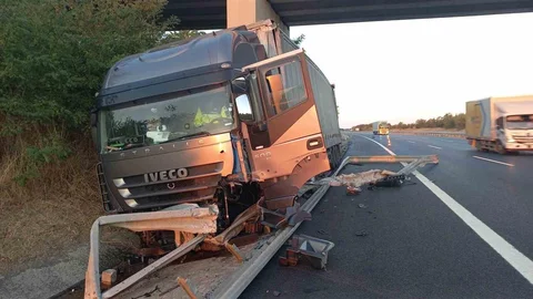Edirne'de Tır Bariyerlere Saplandı