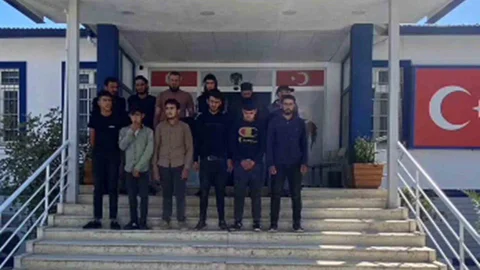 Hatay'da 12 göçmeni 27 bin TL’ye taşırken yakalanan insan taciri tutuklandı.