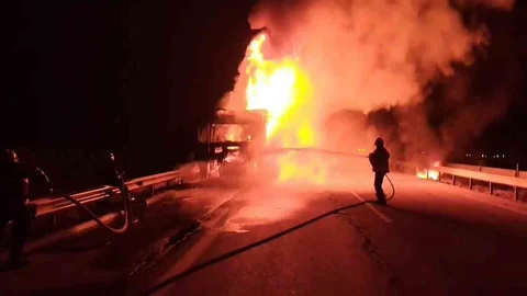 Hatay'da tır alev alev yandı