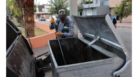 Mersin Akdeniz'de Çöp Konteynerleri Yıkanıp Dezenfekte Ediliyor