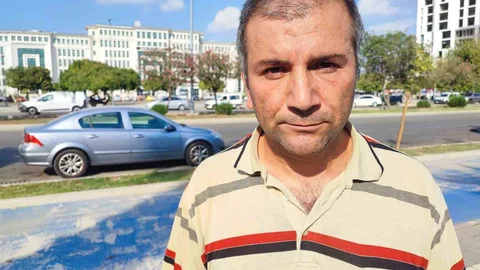 Adana'da darbedilen adam, "Kenara çekilir misiniz?" uyarısında bulunduğu kadının eşi tarafından saldırıya uğradı.