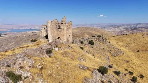 Elazığ'da Dağcılar ve tarih tutkunları Mor Ahron Manastırı'nda bir araya geldi.