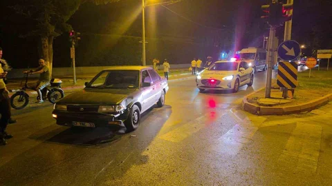 Muratpaşa'da otomobil motosiklete çarptı