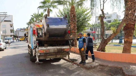 Mersin'de Çöp Konteynerleri Dezenfekte Ediliyor