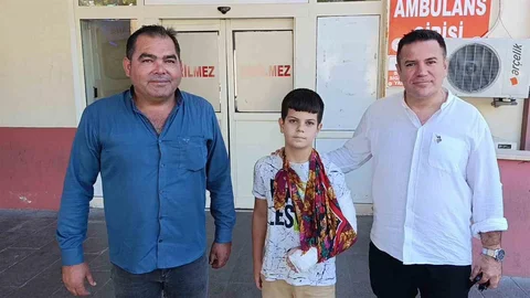 Antalya'nın Manavgat ilçesinde düşerek kolunu kıran çocuğa taksici yardım etti.